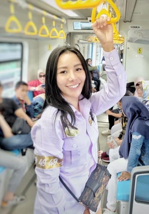 Nandriani Octarina diduga  cewek simpanan Ahmad Sahroni. [Facebook]